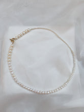 Load image into Gallery viewer, Gradation Pearl Necklace
